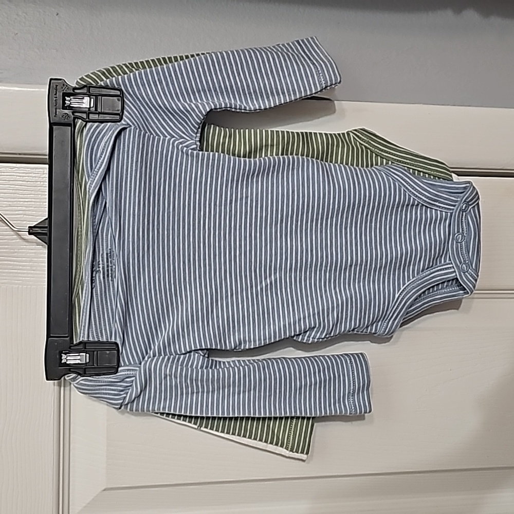 3-6m Carter's set of 3 long sleeve one-sies. Never worn.